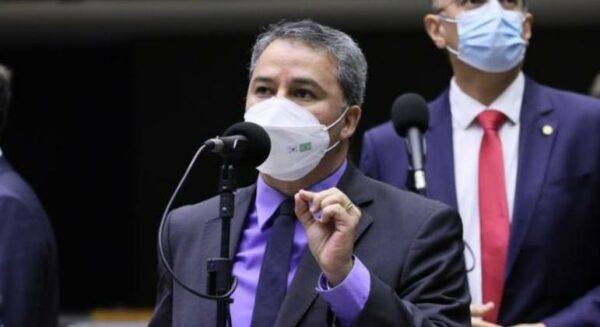 Líder do DEM na Câmara defende votação do piso da Enfermagem neste ano